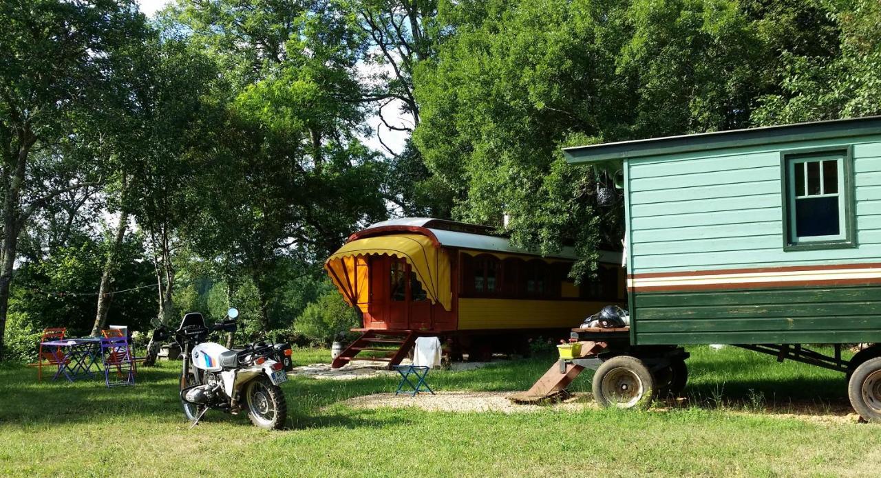Les Roulottes Du Lot Panzió Gramat Kültér fotó