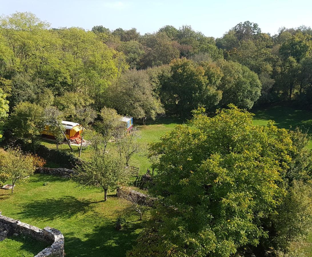 Les Roulottes Du Lot Panzió Gramat Kültér fotó